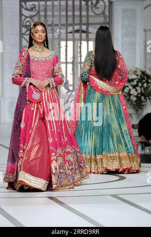 211213 -- LAHORE, le 13 décembre 2021 -- des mannequins présentent des créations le dernier jour de la semaine de la Couture nuptiale à Lahore, Pakistan, le 12 décembre 2021. Photo par /Xinhua PAKISTAN-LAHORE-BRIDAL COUTURE WEEK JamilxAhmed PUBLICATIONxNOTxINxCHN Banque D'Images