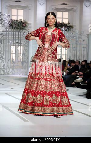 211213 -- LAHORE, le 13 décembre 2021 -- Un mannequin présente une création le dernier jour de la semaine de la couture nuptiale à Lahore, Pakistan, le 12 décembre 2021. Photo par /Xinhua PAKISTAN-LAHORE-BRIDAL COUTURE WEEK JamilxAhmed PUBLICATIONxNOTxINxCHN Banque D'Images