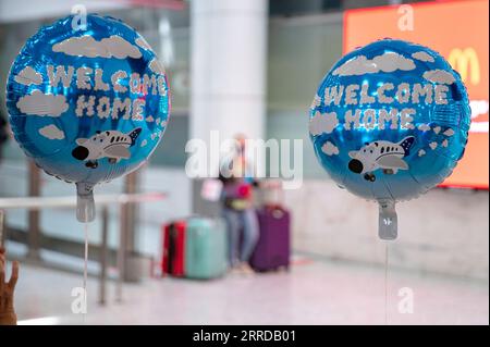 211215 -- SYDNEY, le 15 décembre 2021 -- Un passager arrive de l'étranger à l'aéroport de Sydney à Sydney, Australie, le 15 décembre 2021. Depuis décembre 15, les étudiants étrangers et les travailleurs qualifiés ont été autorisés à entrer en Australie pour la première fois depuis mars 2020, sous réserve des exigences de quarantaine dans leur État ou territoire d'arrivée. AUSTRALIE-INT L FRONTIÈRE-ÉTUDIANTS ET TRAVAILLEURS QUALIFIÉS-OUVERT BAIXXUEFEI PUBLICATIONXNOTXINXCHN Banque D'Images