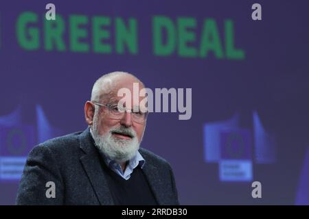 211215 -- BRUXELLES, le 15 décembre 2021 -- Frans Timmermans, vice-président exécutif de la Commission européenne pour le pacte vert pour l'Europe, prend la parole lors d'une conférence de presse sur un paquet de propositions sur l'énergie et l'action climatique à Bruxelles, Belgique, le 15 décembre 2021. BELGIQUE-BRUXELLES-EU-ENERGY-CLIMATE-PRESS CONFERENCE ZHENGXHUANSONG PUBLICATIONXNOTXINXCHN Banque D'Images