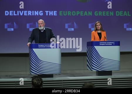 211215 -- BRUXELLES, le 15 décembre 2021 -- Frans Timmermans, vice-président exécutif de la Commission européenne pour le pacte vert pour l'Europe, et le commissaire européen à l'énergie, Kadri Simson, assistent à une conférence de presse sur un paquet de propositions sur l'énergie et l'action climatique à Bruxelles, Belgique, le 15 décembre 2021. BELGIQUE-BRUXELLES-EU-ENERGY-CLIMATE-PRESS CONFERENCE ZHENGXHUANSONG PUBLICATIONXNOTXINXCHN Banque D'Images