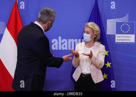 211215 -- BRUXELLES, le 15 décembre 2021 -- la présidente de la Commission européenne Ursula von der Leyen R rencontre le chancelier autrichien Karl Nehammer à Bruxelles, Belgique, le 15 décembre 2021. BELGIQUE-BRUXELLES-UE-AUTRICHE-RÉUNION ZhengxHuansong PUBLICATIONxNOTxINxCHN Banque D'Images