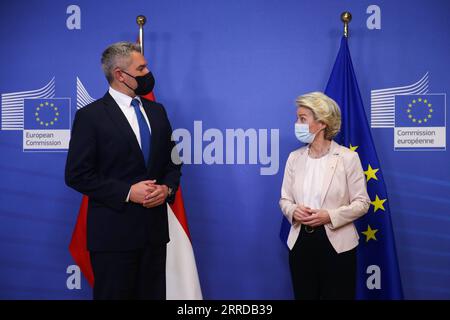 211215 -- BRUXELLES, le 15 décembre 2021 -- la présidente de la Commission européenne Ursula von der Leyen R rencontre le chancelier autrichien Karl Nehammer à Bruxelles, Belgique, le 15 décembre 2021. BELGIQUE-BRUXELLES-UE-AUTRICHE-RÉUNION ZhengxHuansong PUBLICATIONxNOTxINxCHN Banque D'Images