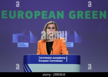 Actualités Bilder des Tages 211215 -- BRUXELLES, le 15 décembre 2021 -- le commissaire européen à l'énergie, Kadri Simson, prend la parole lors d'une conférence de presse sur un paquet de propositions sur l'énergie et l'action climatique à Bruxelles, Belgique, le 15 décembre 2021. BELGIQUE-BRUXELLES-EU-ENERGY-CLIMATE-PRESS CONFERENCE ZHENGXHUANSONG PUBLICATIONXNOTXINXCHN Banque D'Images