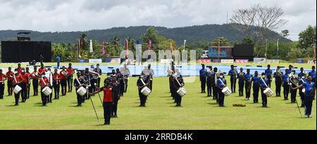 Personnel de l'armée sri-lankaise préparant une cérémonie d'ouverture d'un événement sportif. Army Ordinance Cricket Grounds. Dombagoda. Sri Lanka. RickyxSimms PUBLICATIONxNOTxINxCHN Banque D'Images
