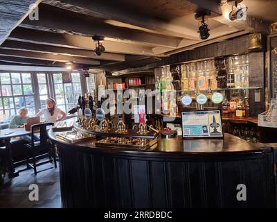 Scènes de la Turf Tavern ou tout simplement le Turf , un pub historique dans le centre d'Oxford. Ses fondations et son utilisation comme malterie et taverne remontent à 1381. Le pub est fréquenté principalement par des étudiants universitaires. Il est situé au bout d'une étroite ruelle sinueuse, St Helens passage originellement Hell s passage, entre Holywell Street et New College Lane, près du pont des Soupirs. De nombreuses personnalités publiques qui ont dîné ou bu à la taverne comprennent Richard Burton, Elizabeth Taylor, Tony Blair, CS Lewis, Stephen Hawking et Margaret Thatcher. Il a également été présenté dans la série télévisée ITV Inspector Mo Banque D'Images