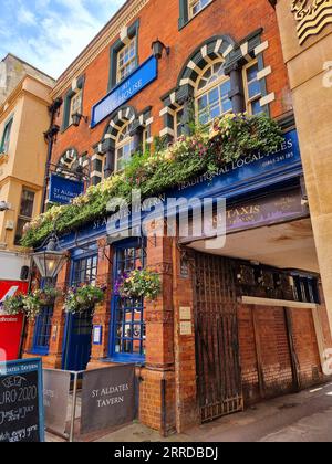 Visiteurs et touristes sur les sites classiques de la ville d'Oxford, Angleterre. Oxford, la ville des flèches rêveuses, est célèbre dans le monde entier pour son université et sa place dans l'histoire. Depuis plus de 800 ans, il a été le foyer de la royauté et des érudits, et depuis le 9e siècle une ville établie, bien que les gens sont connus pour avoir vécu dans la région pendant des milliers d'années. De nos jours, la ville est une ville cosmopolite animée. Toujours avec son ancienne université, mais abrite également une communauté high-tech croissante. Avec son mélange d'ancien et de moderne, il y a beaucoup à faire pour le touriste et le résident. Royaume-Uni. S Banque D'Images