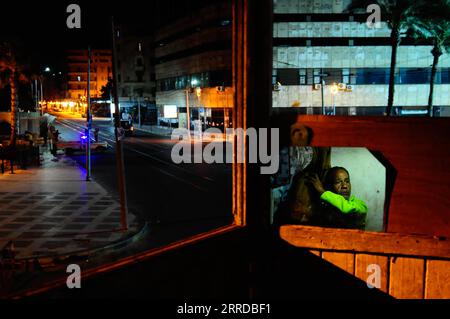 Ezzat, un égyptien sans abri ni maison, reste dans un poste de police dans le centre d’Alexandrie pendant le couvre-feu. Alexandrie, Égypte. AhmedxNagyxDraz PUBLICATIONxNOTxINxCHN Banque D'Images