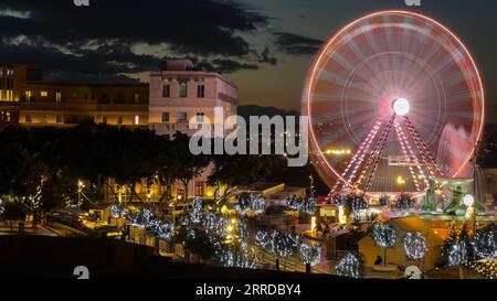 211216 -- LA VALETTE, le 16 décembre 2021 -- Une grande roue et des arbres ornés de lumières sont vus dans la capitale de Malte, la Valette, le 15 décembre 2021. La capitale de Malte, la Valette, a été illuminée de décorations à l approche de Noël. Photo de /Xinhua MALTA-VALLETTA-CHRISTMAS-LIGHT JonathanxBorg PUBLICATIONxNOTxINxCHN Banque D'Images