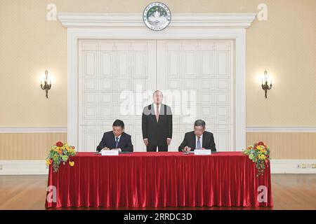 211216 -- MACAO, le 16 décembre 2021 -- un arrangement est signé par le gouvernement de la RAS de la région administrative spéciale de Macao et le ministère de l'écologie et de l'environnement dans le sud de la Chine, Macao, le 16 décembre 2021. La Chine continentale et la RAS de Macao intensifieront encore les échanges et la coopération en matière de protection écologique et environnementale, conformément à un accord signé jeudi par le gouvernement de la RAS de Macao et le ministère de l'écologie et de l'environnement. CHINE-MACAO-CONTINENT-ÉCOLOGIE-ENVIRONNEMENT-PROTECTION-COOPÉRATION-ARRANGEMENT CN XINHUA PUBLICATIONXNOTXINXCHN Banque D'Images