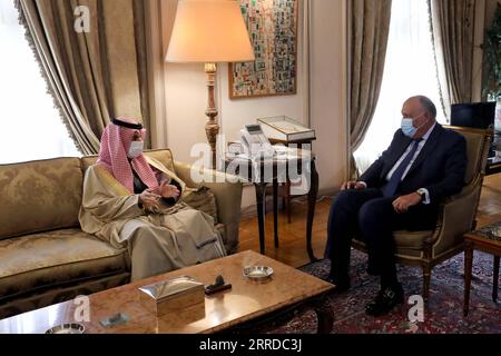 Ägypten, Außenminister Samih Schukri trifft saudischen Vertreter Faisal bin Farhan Al Saud 211216 -- LE CAIRE, le 16 décembre 2021 -- le ministre égyptien des Affaires étrangères Sameh Shoukry R rencontre le ministre saoudien des Affaires étrangères, le prince Faisal bin Farhan Al Saud, au Caire, en Égypte, le 16 décembre 2021. Le ministre égyptien des Affaires étrangères Sameh Shoukry et son homologue saoudien le prince Faisal bin Farhan Al Saoud ont convenu jeudi de renforcer la coopération dans le maintien de la sécurité et de la stabilité régionales. Str/ EGYPTE-CAIRO-FM-SAUDI FM-MEETING Xinhua PUBLICATIONxNOTxINxCHN Banque D'Images