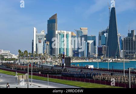 211218 -- DOHA, le 18 décembre 2021 -- la photo prise le 18 décembre 2021 montre une vue générale du défilé militaire pour marquer la fête nationale du Qatar à Doha, au Qatar. Photo de /Xinhua QATAR-DOHA-NATIONAL DAY-PARADE Nikku PUBLICATIONxNOTxINxCHN Banque D'Images