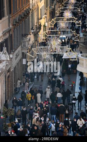 211220 -- ROME, 20 décembre 2021 -- les gens marchent sur la rue commerçante via dei Condotti à Rome, Italie, le 19 décembre 2021. ITALIE-ROME-SAISON SHOPPING JinxMamengni PUBLICATIONxNOTxINxCHN Banque D'Images