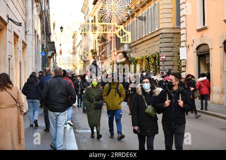 Actualités Bilder des Tages 211220 -- ROME, 20 décembre 2021 -- les gens marchent sur la rue commerçante via dei Condotti à Rome, Italie, le 19 décembre 2021. ITALIE-ROME-SAISON SHOPPING JinxMamengni PUBLICATIONxNOTxINxCHN Banque D'Images