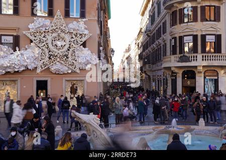 211220 -- ROME, 20 décembre 2021 -- les gens marchent sur la rue commerçante via dei Condotti à Rome, Italie, le 19 décembre 2021. ITALIE-ROME-SAISON SHOPPING JinxMamengni PUBLICATIONxNOTxINxCHN Banque D'Images