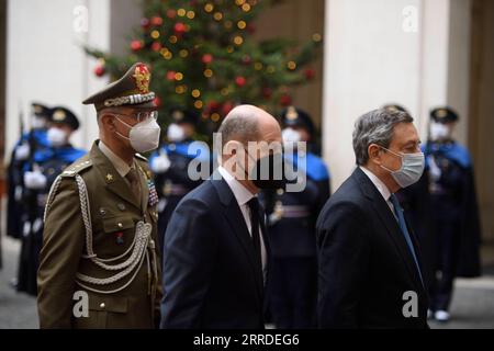 211220 -- ROME, 20 décembre 2021 -- le Premier ministre italien Mario Draghi R, Front accueille le chancelier allemand OLAF Scholz C, Front à Rome, Italie, le 20 décembre 2021. L Italie et l Allemagne vont probablement rapprocher leurs positions sur la façon dont elles regardent respectivement les règles budgétaires de l Union européenne, a déclaré lundi le Premier ministre italien Mario Draghi après sa première rencontre avec le nouveau chancelier allemand OLAF Scholz. Str/Xinhua ITALIE-ROME-PM-ALLEMAGNE-CHANCELIER-RÉUNION Stringer PUBLICATIONxNOTxINxCHN Banque D'Images