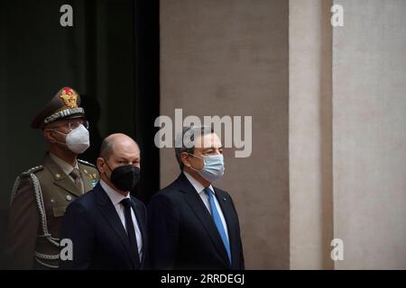 211220 -- ROME, le 20 décembre 2021 -- le Premier ministre italien Mario Draghi R accueille le chancelier allemand OLAF Scholz C à Rome, Italie, le 20 décembre 2021. L Italie et l Allemagne vont probablement rapprocher leurs positions sur la façon dont elles regardent respectivement les règles budgétaires de l Union européenne, a déclaré lundi le Premier ministre italien Mario Draghi après sa première rencontre avec le nouveau chancelier allemand OLAF Scholz. Str/Xinhua ITALIE-ROME-PM-ALLEMAGNE-CHANCELIER-RÉUNION Stringer PUBLICATIONxNOTxINxCHN Banque D'Images