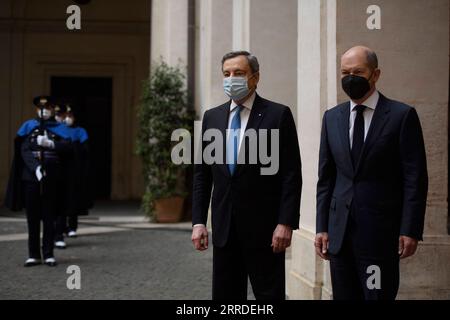 211220 -- ROME, 20 décembre 2021 -- le Premier ministre italien Mario Draghi L, Front accueille le chancelier allemand OLAF Scholz R, Front à Rome, Italie, le 20 décembre 2021. L Italie et l Allemagne vont probablement rapprocher leurs positions sur la façon dont elles regardent respectivement les règles budgétaires de l Union européenne, a déclaré lundi le Premier ministre italien Mario Draghi après sa première rencontre avec le nouveau chancelier allemand OLAF Scholz. Str/Xinhua ITALIE-ROME-PM-ALLEMAGNE-CHANCELIER-RÉUNION Stringer PUBLICATIONxNOTxINxCHN Banque D'Images