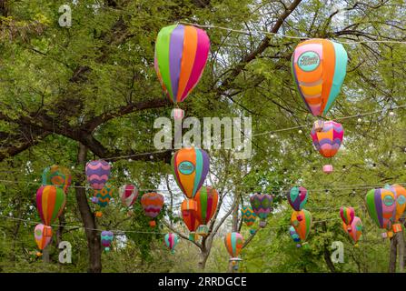 Une photo de plusieurs ballons colorés décorant l'île Margaret. Banque D'Images
