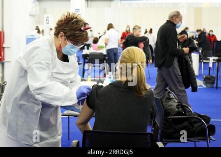 211224 -- ZAGREB, le 24 décembre 2021 -- Une femme reçoit une dose de vaccin contre le COVID-19 à Zagreb, en Croatie, le 24 décembre 2021. /Pixsell via Xinhua CROATIE-ZAGREB-VACCINATION LukaxStanzl PUBLICATIONxNOTxINxCHN Banque D'Images