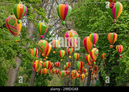 Une photo de plusieurs ballons colorés décorant l'île Margaret. Banque D'Images