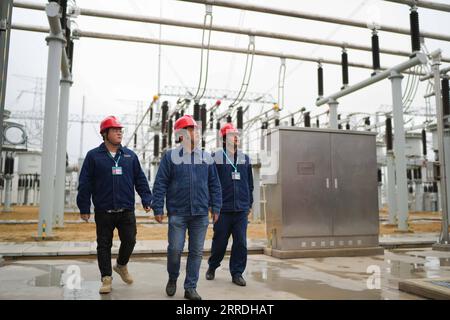 211226 -- NANCHANG, le 26 décembre 2021 -- des techniciens inspectent une sous-station de transformateur de la ligne de transmission à ultra-haute tension de Nanchang-Changsha dans le comté de Jinxian, province de Jiangxi dans l'est de la Chine, le 21 décembre 2021. La ligne de transmission de 1000 kilovolts a été officiellement mise en service dimanche. CHINE-NANCHANG-CHANGSHA-PROJET DE TRANSMISSION D'ÉNERGIE-OPÉRATION CN ZHOUXMI PUBLICATIONXNOTXINXCHN Banque D'Images