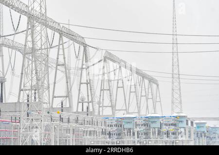 211226 -- CHANGSHA, 26 décembre 2021 -- une photo prise le 26 décembre 2021 montre la station Xiaoxiang de la ligne de transmission à ultra haute tension de Nanchang-Changsha dans le comté de Changsha, dans la ville de Changsha, dans la province du Hunan du centre de la Chine. La ligne de transmission de 1000 kilovolts a été officiellement mise en service dimanche. CHINE-NANCHANG-CHANGSHA-PROJET DE TRANSMISSION D'ÉNERGIE-OPÉRATION CN CHENXZEGUO PUBLICATIONXNOTXINXCHN Banque D'Images