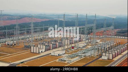 211226 -- NANCHANG, 26 décembre 2021 -- une photo aérienne prise le 26 décembre 2021 montre une sous-station de transformateur de la ligne de transmission à ultra-haute tension de Nanchang-Changsha dans le comté de Jinxian, province de Jiangxi dans l'est de la Chine. La ligne de transmission de 1000 kilovolts a été officiellement mise en service dimanche. Photo de /Xinhua CHINA-NANCHANG-CHANGSHA-POWER TRANSMISSION PROJECT-OPERATION CN XixYutong PUBLICATIONxNOTxINxCHN Banque D'Images