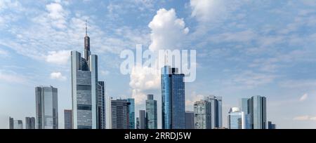 Vue sur l'horizon de Francfort avec gratte-ciel du centre financier, Allemagne. Banque D'Images