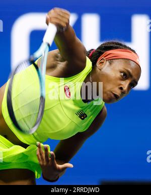 Flushing Meadow, United a déclaré. 07 septembre 2023. Coco Gauff sert à Karolina Muchova de la République tchèque dans un match de demi-finale féminine au stade Arthur Ashe aux Championnats américains Open de tennis 2023 au USTA Billie Jean King National tennis Center le jeudi 7 septembre 2023 à New York. Photo de John Angelillo/UPI crédit : UPI/Alamy Live News Banque D'Images