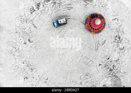 211230 -- HARBIN, 30 décembre 2021 -- une photo aérienne montre des touristes s'amusant sur la rivière Songhua gelée dans un parc à thème glace-neige à Harbin, dans la province du Heilongjiang du nord-est de la Chine, le 30 décembre 2021. CHINE-HEILONGJIANG-HARBIN-GLACE-NEIGE PARC À THÈME CN ZHANGXTAO PUBLICATIONXNOTXINXCHN Banque D'Images