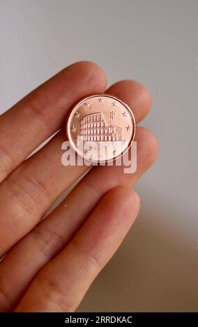 211231 -- BRUXELLES, le 31 décembre 2021 -- le motif Colisée est visible au dos de la pièce de 5 cents à Rome, Italie, le 30 décembre 2021. Les billets et pièces en euros ont été introduits physiquement dans les pays de la zone euro en circulation le 1 janvier 2002. La nouvelle année 2022 marque le 20e anniversaire de la circulation de l'Euro. EUROPE-EURO-MONNAIE-20E ANNIVERSAIRE JinxMamengni PUBLICATIONxNOTxINxCHN Banque D'Images