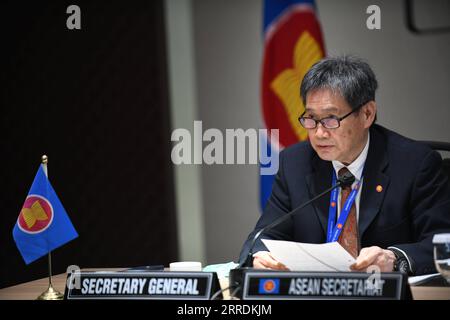 220101 -- JAKARTA, le 1 janvier 2022 -- une photo de dossier montre le secrétaire général de l'Association des nations de l'Asie du Sud-est de l'ASEAN Dato Lim Jock Hoi travaillant au secrétariat de l'ASEAN à Jakarta, Indonésie, le 21 octobre 2021. Le Partenariat économique global régional RCEP, le plus important accord commercial mondial à ce jour, entre en vigueur le 1 janvier 2022. Secrétariat de l'ASEAN/document via INDONESIA-JAKARTA-ASEAN-RCEP Xinhua PUBLICATIONxNOTxINxCHN Banque D'Images