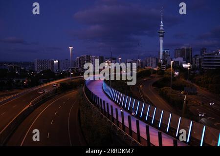 220101 -- AUCKLAND, le 1 janvier 2022 -- des véhicules circulent sur une autoroute à Auckland, Nouvelle-Zélande, le 31 décembre 2021. Les autorités locales ont annulé les feux d’artifice du nouvel an au milieu de la propagation du COVID-19. Photo de /Xinhua NOUVELLE ZÉLANDE-AUCKLAND-NOUVEL AN ZhaoxGang PUBLICATIONxNOTxINxCHN Banque D'Images