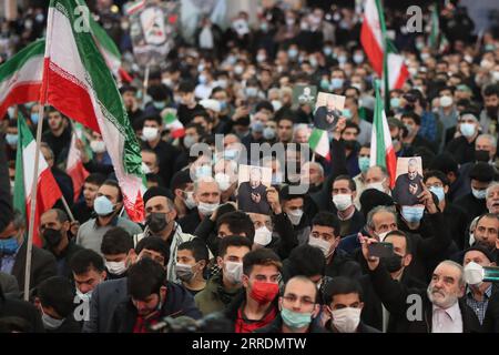 220103 -- TÉHÉRAN, le 3 janvier 2022 -- le peuple iranien participe à un rassemblement pour marquer le deuxième anniversaire du martyre du général iranien Qassem Soleimani à Téhéran, Iran, le 3 janvier 2022. Le président iranien Ebrahim Raisi a mis en garde lundi contre la vengeance de l'Iran pour l'assassinat américain du général iranien Qassem Soleimani au cas où les personnes impliquées dans et derrière l'acte criminel ne seraient pas poursuivies par un mécanisme juste. /Document via Xinhua IRAN-TEHRAN-QASSEM SOLEIMANI-ASSASSINATION-ANNIVERSARY-GATHERING IranianxPresidentialxWebsite PUBLICATIONxNOTxINxCHN Banque D'Images