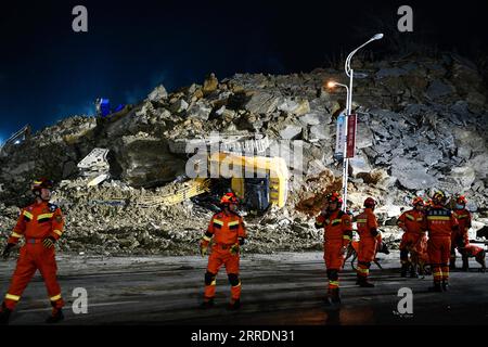 Actualités Bilder des Tages 220104 -- BIJIE, 4 janvier 2022 -- des sauveteurs travaillent sur le site d'un glissement de terrain à Bijie, dans la province du Guizhou, dans le sud-ouest de la Chine, le 4 janvier 2022. Cinq personnes ont été tuées et neuf autres sont toujours portées disparues après un glissement de terrain qui a frappé un chantier de construction dans la ville de Bijie, dans la province du Guizhou du sud-ouest de la Chine lundi, ont déclaré mardi les autorités locales. Le glissement de terrain s'est produit vers 7 heures lundi, selon le gouvernement municipal de Bijie. À 7 heures mardi, huit personnes ont été secourues. Trois d'entre eux ont été envoyés dans un hôpital local pour y être soignés et sont dans un état stable, tandis que cinq autres Banque D'Images