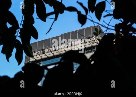 Philippinen, 26-jährige Chinesin seit über 900 Tagen wegen Hirnblutung im Krankenhaus 220105 -- VILLE DE PASIG, 5 janvier 2022 -- la photo prise le 13 décembre 2021 montre l'hôpital Medical City, où Li Jinxin, une chinoise de 26 ans, est admise, à Pasig City, aux Philippines. Li Jinxin a trouvé son rêve de rentrer chez elle devenu réalité après avoir lutté contre une maladie dévastatrice pendant près de deux ans et demi aux Philippines qui a failli lui coûter la vie. Li a passé 904 jours alitée à Medical City à cause d'une hémorragie cérébrale. POUR ALLER AVEC la caractéristique : avec l'aide des médecins philippins, une fois gravement malade chinois W Banque D'Images