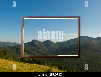 Cadre en bois et belles montagnes sous ciel bleu Banque D'Images