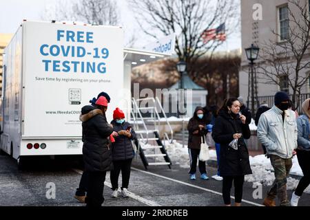 220106 -- WASHINGTON, D.C., le 6 janvier 2022 -- des gens font la queue pour un test COVID-19 à Washington, D.C., États-Unis, le 5 janvier 2022. Les États-Unis ont brisé un record en une seule journée avec plus de 1 millions de cas de COVID-19 lundi dans le contexte de la propagation rapide de la variante Omicron et des décisions du gouvernement pour faciliter les mesures de prévention et de contrôle dans le pays. Photo de /Xinhua U.S.-WASHINGTON, D.C. COVID-19-TEST TingxShen PUBLICATIONxNOTxINxCHN Banque D'Images