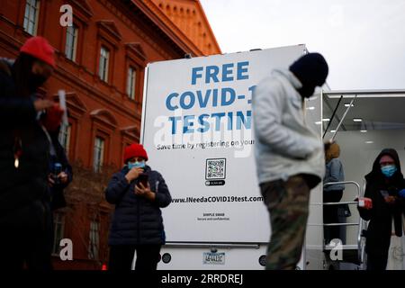 220106 -- WASHINGTON, D.C., le 6 janvier 2022 -- les gens attendent un test COVID-19 à Washington, D.C., États-Unis, le 5 janvier 2022. Les États-Unis ont brisé un record en une seule journée avec plus de 1 millions de cas de COVID-19 lundi dans le contexte de la propagation rapide de la variante Omicron et des décisions du gouvernement pour faciliter les mesures de prévention et de contrôle dans le pays. Photo de /Xinhua U.S.-WASHINGTON, D.C. COVID-19-TEST TingxShen PUBLICATIONxNOTxINxCHN Banque D'Images