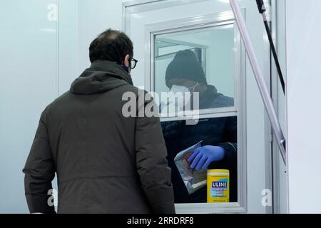 220106 -- WASHINGTON, D.C., le 6 janvier 2022 -- Un homme attend un test COVID-19 à Washington, D.C., États-Unis, le 5 janvier 2022. Les États-Unis ont brisé un record en une seule journée avec plus de 1 millions de cas de COVID-19 lundi dans le contexte de la propagation rapide de la variante Omicron et des décisions du gouvernement pour faciliter les mesures de prévention et de contrôle dans le pays. Photo de /Xinhua U.S.-WASHINGTON, D.C. COVID-19-TEST TingxShen PUBLICATIONxNOTxINxCHN Banque D'Images