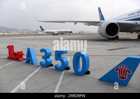 China, Auslieferung des ersten Airbus A350-900 für China Southern Airlines à Shenzhen 220106 -- SHENZHEN, le 6 janvier 2022 -- un Airbus A350-900 arrive à l'aéroport international de Baoan à Shenzhen, dans la province du Guangdong du sud de la Chine, le 6 janvier 2022. China Southern Airlines a lancé jeudi deux nouveaux Airbus A350-900 à Shenzhen. Les nouveaux appareils desserviront principalement les liaisons intérieures entre l'aéroport international Beijing Daxing, Shanghai et Chengdu. CHINE-GUANGDONG-SHENZHEN-AIRBUS-A350-900-LANCEMENT CN LIANGXXU PUBLICATIONXNOTXINXCHN Banque D'Images