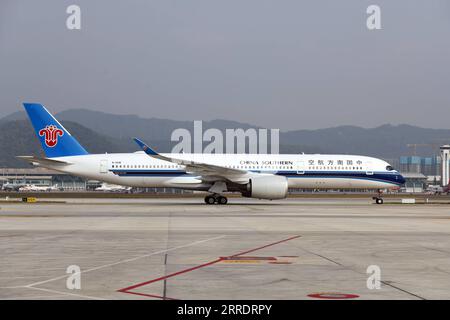 China, Auslieferung des ersten Airbus A350-900 für China Southern Airlines à Shenzhen 220106 -- SHENZHEN, le 6 janvier 2022 -- un Airbus A350-900 arrive à l'aéroport international de Baoan à Shenzhen, dans la province du Guangdong du sud de la Chine, le 6 janvier 2022. China Southern Airlines a lancé jeudi deux nouveaux Airbus A350-900 à Shenzhen. Les nouveaux appareils desserviront principalement les liaisons intérieures entre l'aéroport international Beijing Daxing, Shanghai et Chengdu. CHINE-GUANGDONG-SHENZHEN-AIRBUS-A350-900-LANCEMENT CN LIANGXXU PUBLICATIONXNOTXINXCHN Banque D'Images