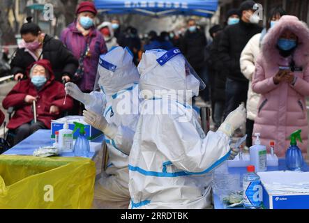 220107 -- ZHENGZHOU, le 7 janvier 2022 -- des travailleurs médicaux prélèvent des échantillons pour les tests COVID-19 sur un site de test à Zhengzhou, dans la province du Henan, au centre de la Chine, le 7 janvier 2022. La ville de Zhengzhou, capitale de la province du Henan du centre de la Chine, a signalé 42 nouveaux cas confirmés de COVID-19 transmis localement à 8 heures vendredi, ont déclaré les autorités locales. Les cas confirmés, âgés de deux à 66 ans, sont tous dispersés dans différents quartiers de la ville. Ils ont des symptômes légers et sont dans un état stable. CHINA-HENAN-ZHENGZHOU-COVID-19-TEST CN LIXJIANAN PUBLICATIONXNOTXINXCHN Banque D'Images