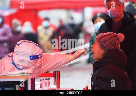 220107 -- ZHENGZHOU, le 7 janvier 2022 -- Un travailleur médical prélève un échantillon d'écouvillon pour les tests COVID-19 sur un site de test à Zhengzhou, dans la province du Henan, au centre de la Chine, le 7 janvier 2022. La ville de Zhengzhou, capitale de la province du Henan du centre de la Chine, a signalé 42 nouveaux cas confirmés de COVID-19 transmis localement à 8 heures vendredi, ont déclaré les autorités locales. Les cas confirmés, âgés de deux à 66 ans, sont tous dispersés dans différents quartiers de la ville. Ils ont des symptômes légers et sont dans un état stable. CHINA-HENAN-ZHENGZHOU-COVID-19-TEST CN ZHANGXHAORAN PUBLICATIONXNOTXINXCHN Banque D'Images