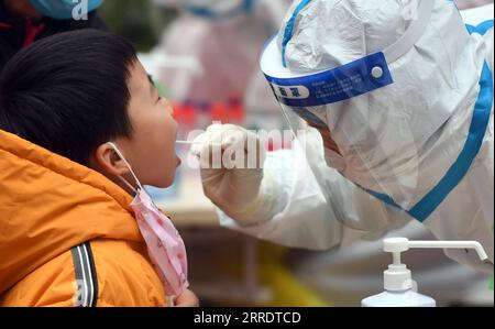 220107 -- ZHENGZHOU, le 7 janvier 2022 -- Un travailleur médical prélève un échantillon d'écouvillon pour les tests COVID-19 sur un site de test à Zhengzhou, dans la province du Henan, au centre de la Chine, le 7 janvier 2022. La ville de Zhengzhou, capitale de la province du Henan du centre de la Chine, a signalé 42 nouveaux cas confirmés de COVID-19 transmis localement à 8 heures vendredi, ont déclaré les autorités locales. Les cas confirmés, âgés de deux à 66 ans, sont tous dispersés dans différents quartiers de la ville. Ils ont des symptômes légers et sont dans un état stable. CHINA-HENAN-ZHENGZHOU-COVID-19-TEST CN LIXJIANAN PUBLICATIONXNOTXINXCHN Banque D'Images