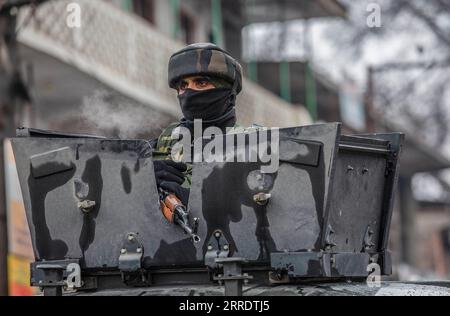 220107 -- SRINAGAR, le 7 janvier 2022 -- un soldat de l'armée indienne monte la garde au sommet d'un véhicule blindé près du site d'une fusillade au village de Chadoora, dans le district de Budgam, à environ 30 km au sud de la ville de Srinagar, capitale estivale du Cachemire contrôlé par l'Inde, le 7 janvier 2022. La police dans le Cachemire contrôlé par les Indiens a déclaré vendredi que trois militants ont été tués dans une fusillade dans la région. KASHMIR-SRINAGAR-GUNFIGHT JavedxDar PUBLICATIONxNOTxINxCHN Banque D'Images