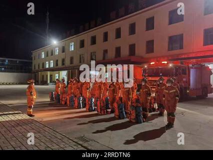 220108 -- XINING, le 8 janvier 2022 -- des pompiers se rassemblent pour les sauver dans la préfecture autonome mongole et tibétaine de Haixi, dans la province du Qinghai, au nord-ouest de la Chine, le 8 janvier 2022. Un tremblement de terre de magnitude 6,9 a secoué le comté de Menyuan dans le nord-ouest de la province de Qinghai samedi à 1:45 heures du matin, selon le China Earthquake Networks Center CENC. L'épicentre a été surveillé à 37,77 degrés de latitude nord et 101,26 degrés de longitude est. Le séisme a frappé à une profondeur de 10 km, a déclaré le CENC. Aucune victime n'a été signalée jusqu'à présent, selon une conférence de presse tenue par le bureau d'information provincial ea Banque D'Images