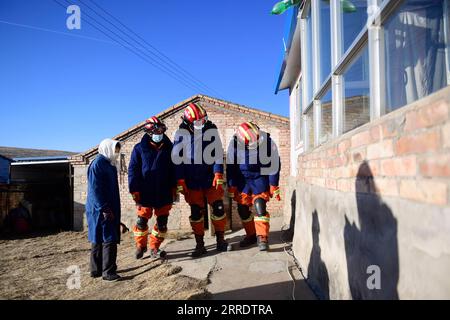 220108 -- MENYUAN, 8 janvier 2022 -- des pompiers examinent la situation catastrophique dans le village de Xitan, dans le comté autonome de Menyuan hui, dans la province du Qinghai, au nord-ouest de la Chine, le 8 janvier 2022. Aucune victime n'a été signalée jusqu'à présent après un tremblement de terre de magnitude 6,9 qui a secoué le comté autonome de Menyuan hui dans la province du Qinghai au nord-ouest de la Chine à 1:45 heures samedi, selon une conférence de presse tenue par le bureau d'information du gouvernement provincial tôt samedi matin. L'épicentre a été surveillé à 37,77 degrés de latitude nord et 101,26 degrés de longitude est. Le tremblement de terre a frappé à une profondeur de 10 K. Banque D'Images