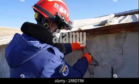 220108 -- MENYUAN, le 8 janvier 2022 -- Un pompier examine la situation catastrophique dans le village de Mying, dans le comté autonome de Menyuan hui, dans la province du Qinghai, au nord-ouest de la Chine, le 8 janvier 2022. Aucune victime n'a été signalée jusqu'à présent après un tremblement de terre de magnitude 6,9 qui a secoué le comté autonome de Menyuan hui dans la province du Qinghai au nord-ouest de la Chine à 1:45 heures samedi, selon une conférence de presse tenue par le bureau d'information du gouvernement provincial tôt samedi matin. L'épicentre a été surveillé à 37,77 degrés de latitude nord et 101,26 degrés de longitude est. Le tremblement de terre frappa à une profondeur de 1 Banque D'Images